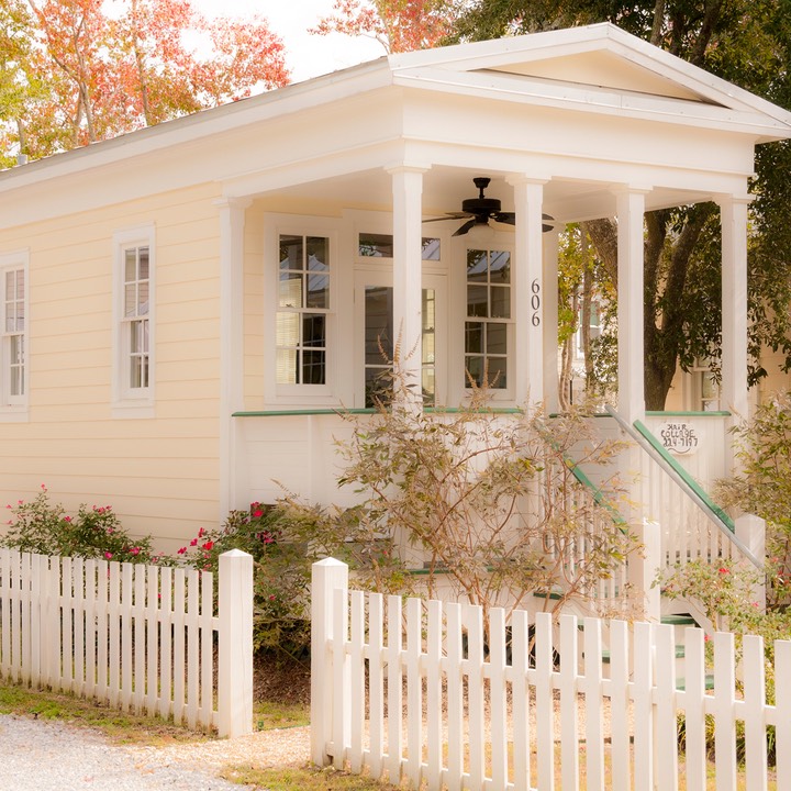 Cottage-Square-11NOV06-6864-1440